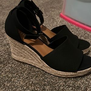 women’s black wedges